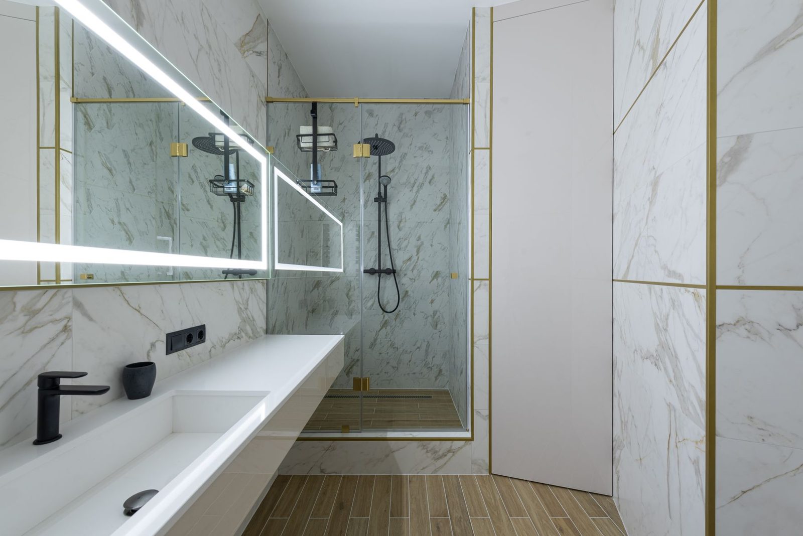 Bagno moderno con doccia