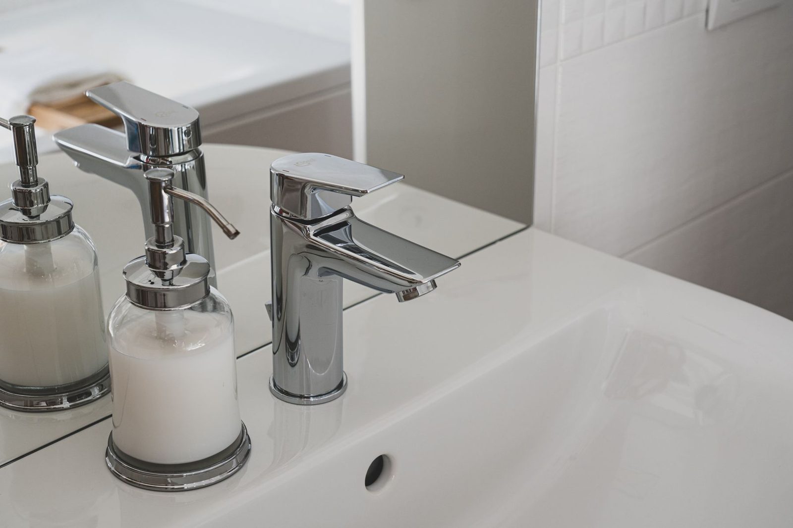Miscelatore cromato su lavabo bianco
