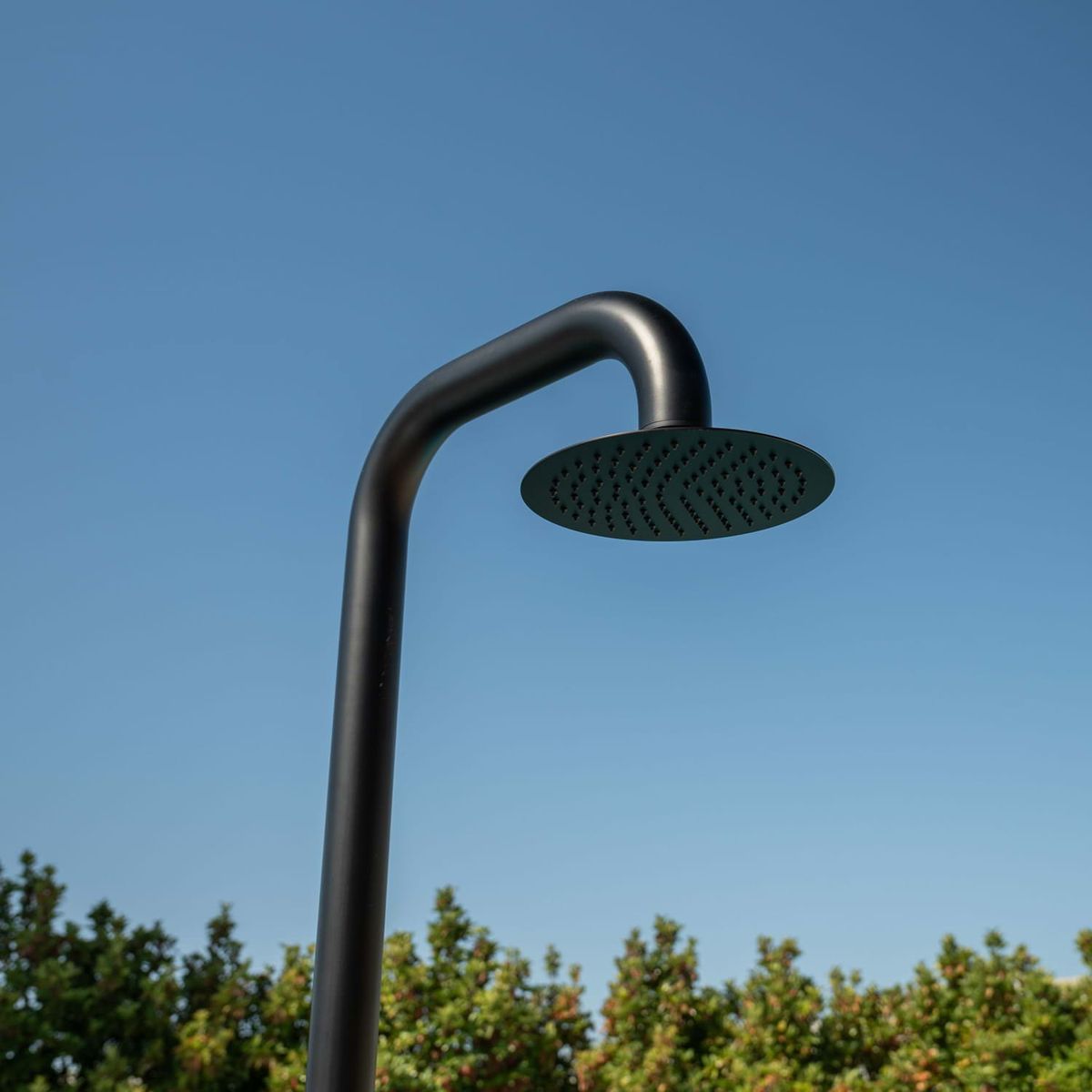 Doccia da giardino Pula nero satinato – foto ambientata