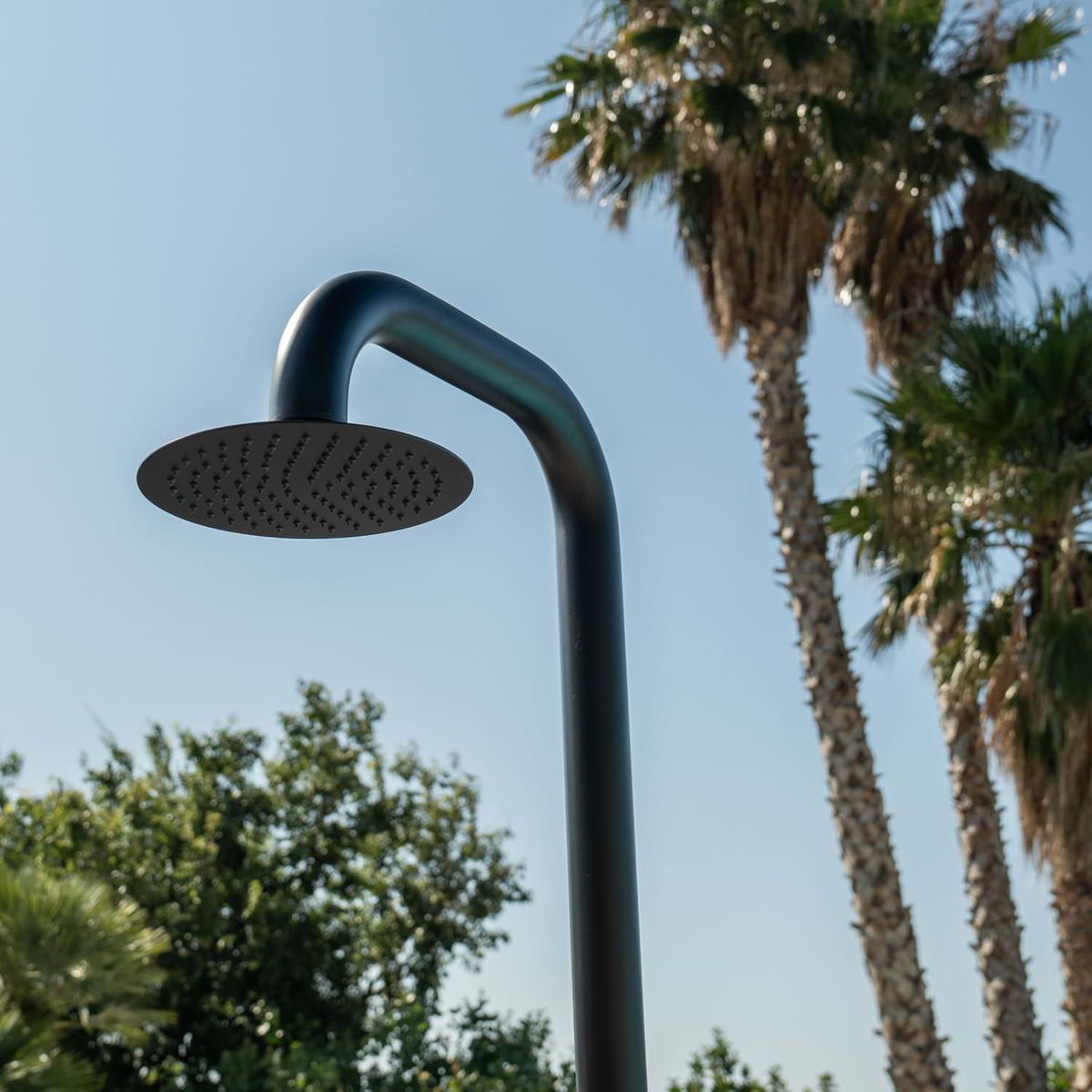 Doccia da giardino Pula nero satinato – foto ambientata