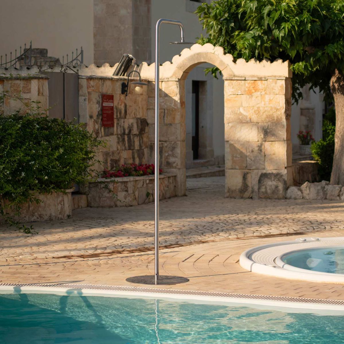 Doccia Simius con base inox satinato – foto ambientata