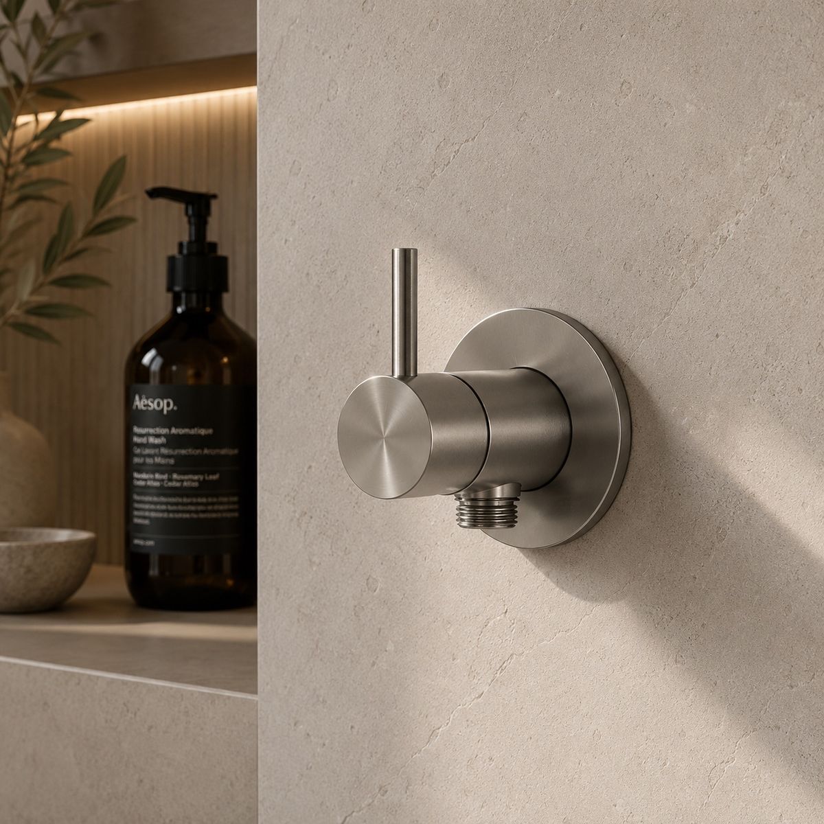 Miscelatore a muro con doccetta igienica inox satinato – foto ambientata