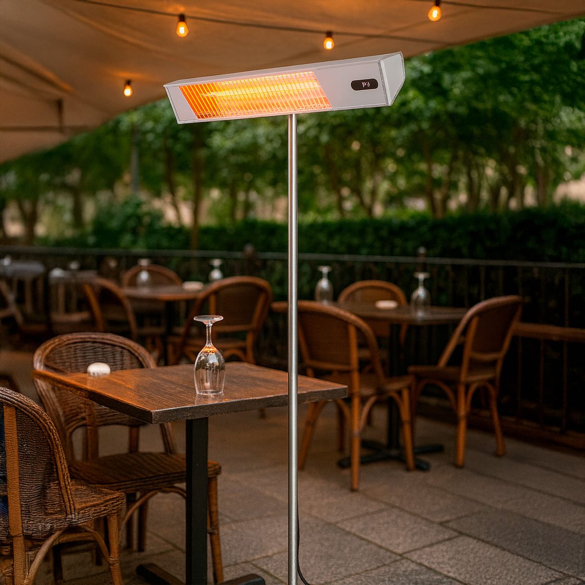 Stufa a infrarossi con palo Caldo IR-A 2000 W Wi-Fi inox / alluminio – foto ambientata