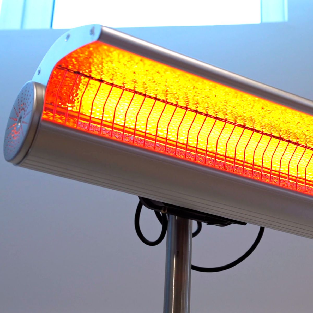Doppia stufa a infrarossi da soffitto 4000 W inox / alluminio – foto ambientata