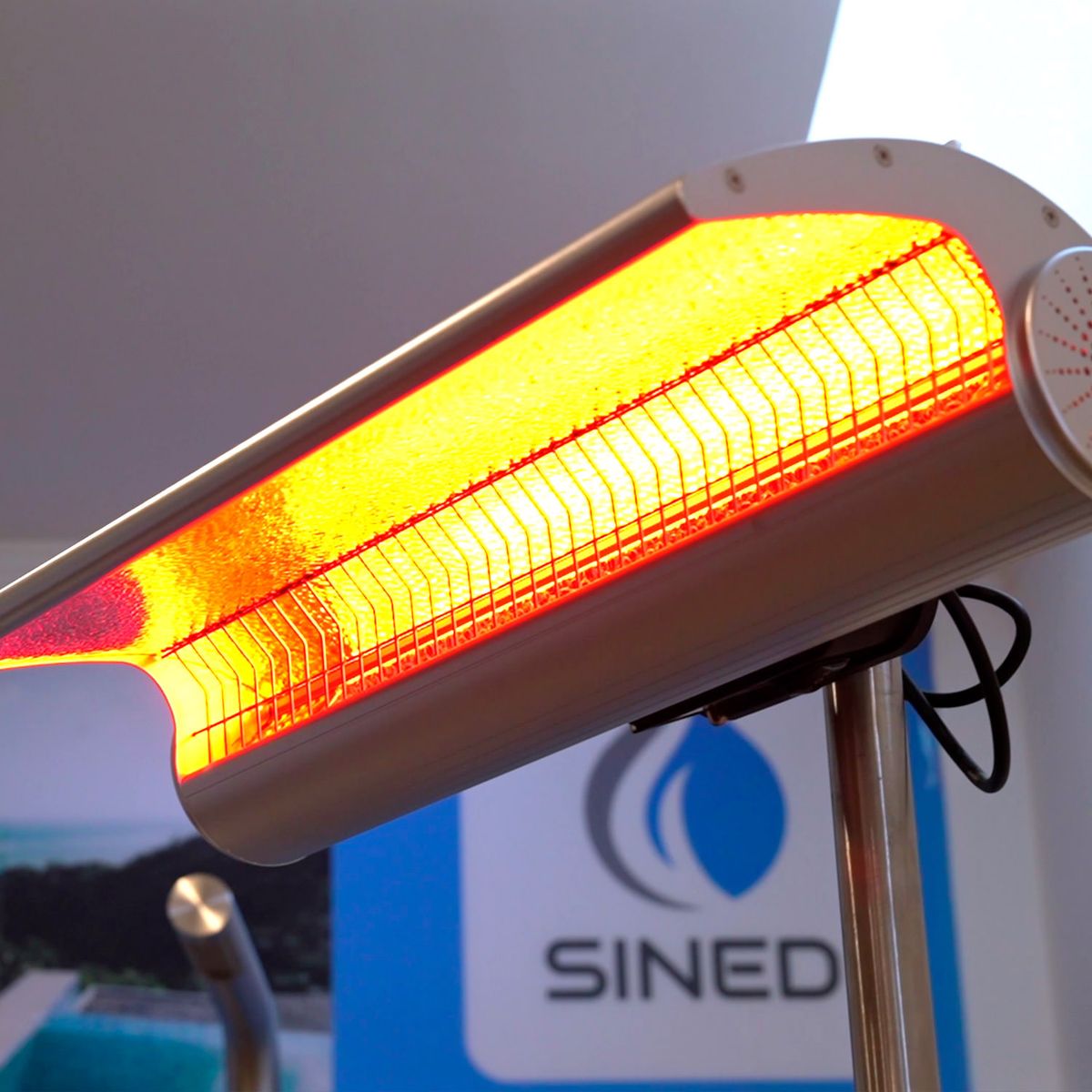 Stufa a infrarossi da terra 2000 W inox / alluminio – foto ambientata