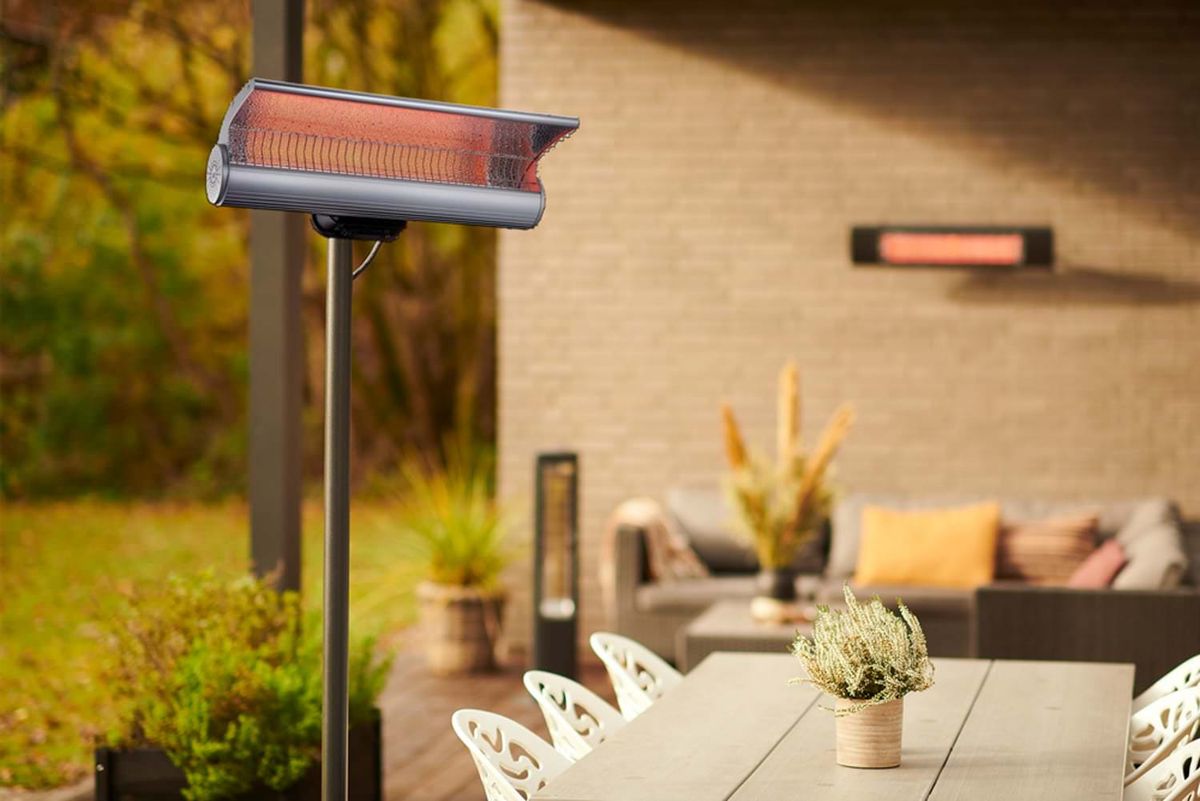 Stufa a infrarossi da terra 2000 W inox / alluminio – foto ambientata