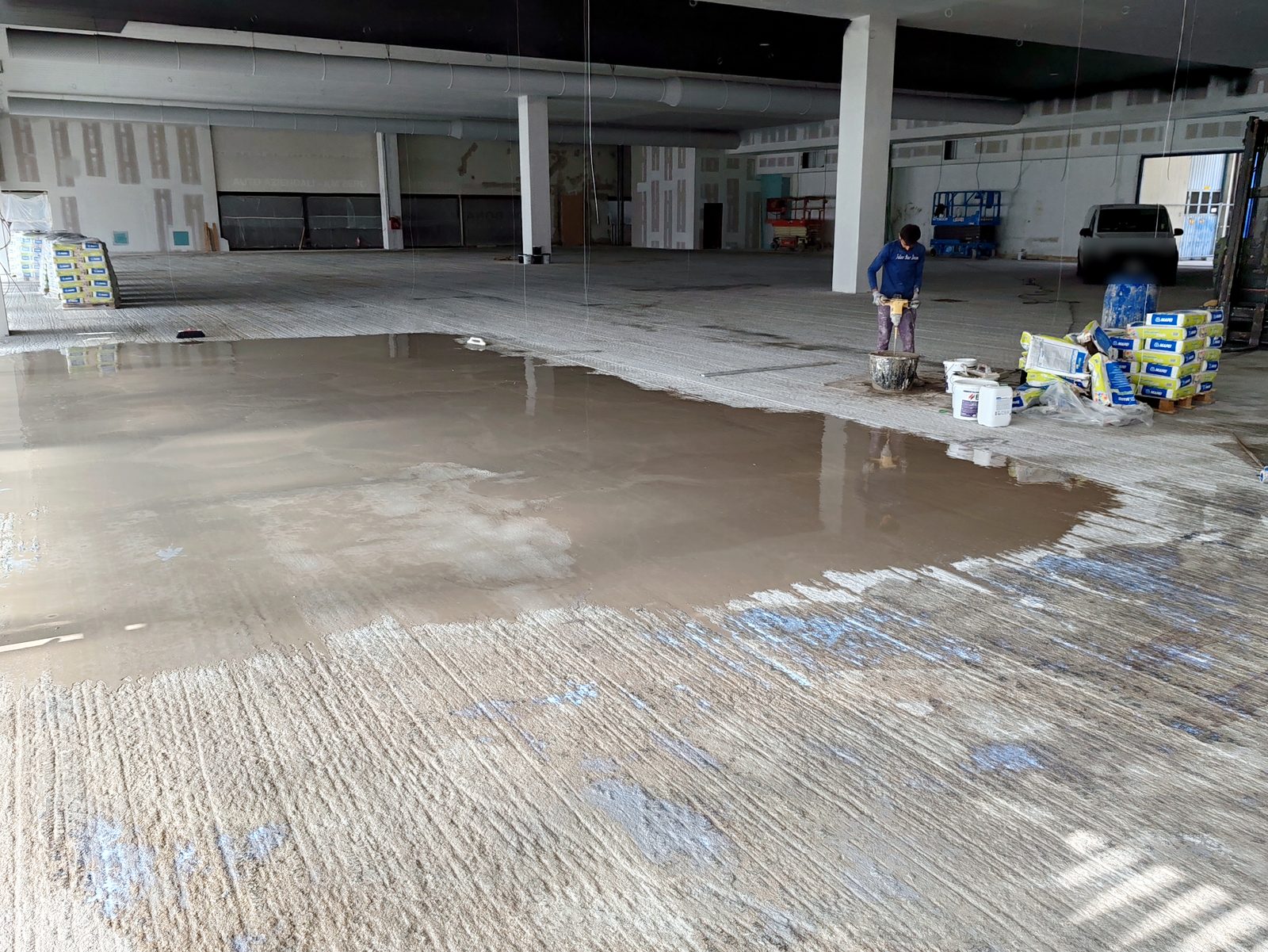 Cantiere Mesi Pavimenti: impasto dell'autolivellante